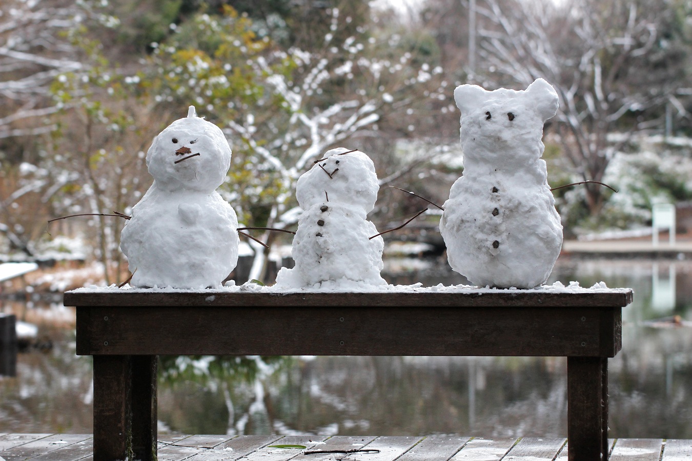 ベンチの上の雪だるま